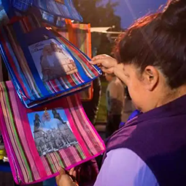 Semanas antes de la visita, la Catedral se volvió una popular decoración para bolsas y accesorios.