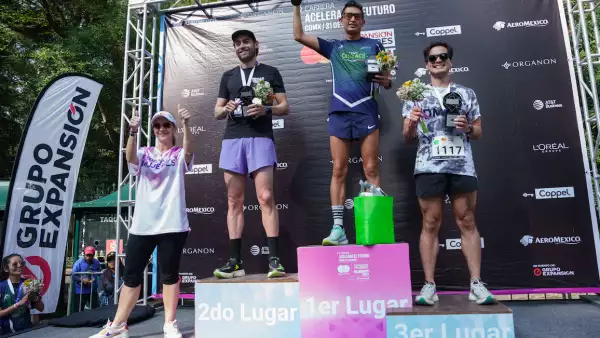 imagen de el podio de la modalidad 10K varonil, integrado por Óscar Caltenco, José Luis Aguilar y Alejandro Aguilar.