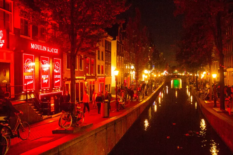 Canal Achtergurgwal and bars in Amsterdam at night
