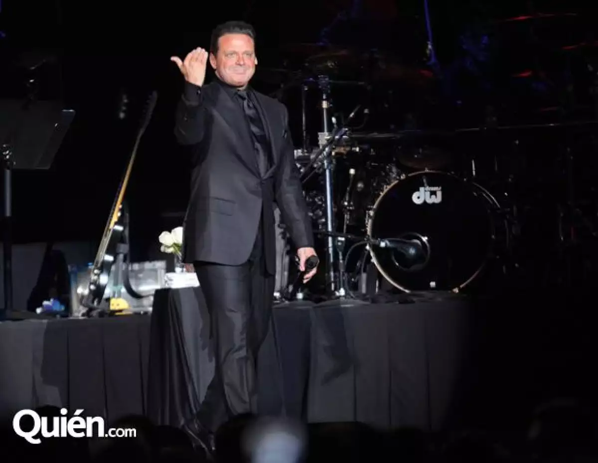 Luis Miguel abrió su concierto con el tema Te propongo esta noche.