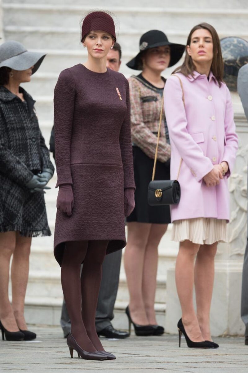 Charlène optó por un vestido midi y sombrero en tono vino inspirados en los años 20. Carlota, por otra parte, se inclinó por vestido blanco, abrigo rosa y tacones negros.
