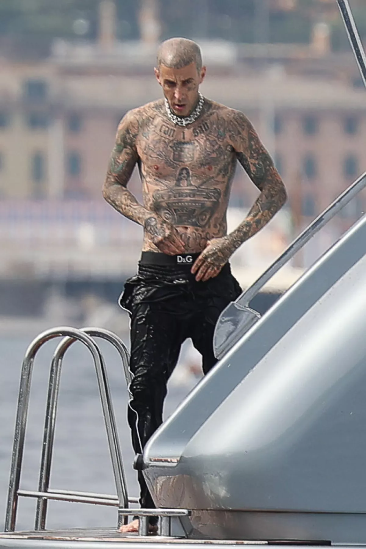 travis-barker-hospital