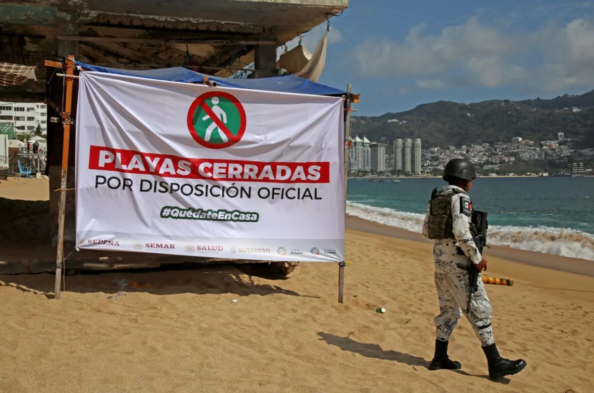 Aspectos de playas cerradas en Acapulco.