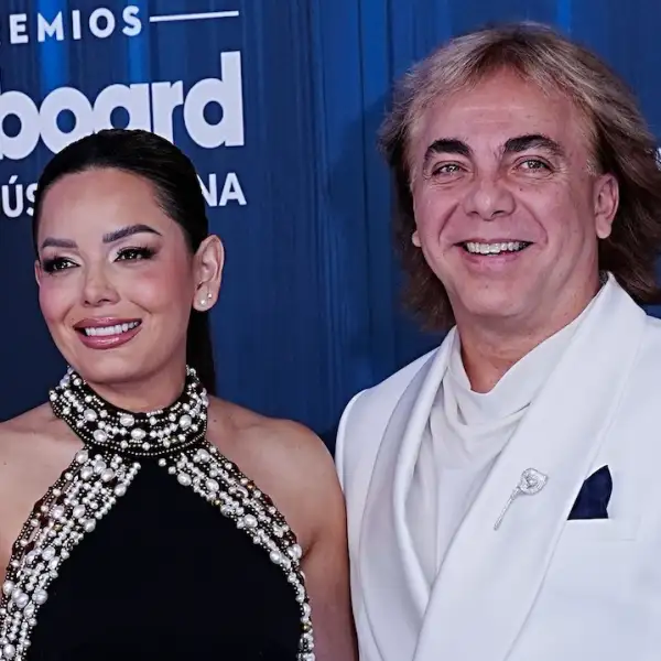 Cristian Castro junto a su nueva novia.