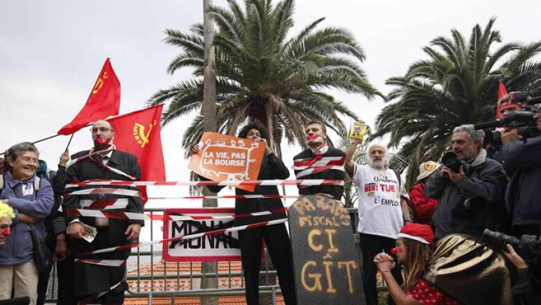 Los manifestantes utilizan máscaras de los líderes europeos para mostrar su descontento