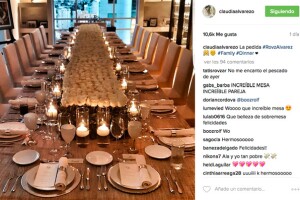 La mesa de la cena fue espectacular, en el centro estaba lleno de rosas blancas.