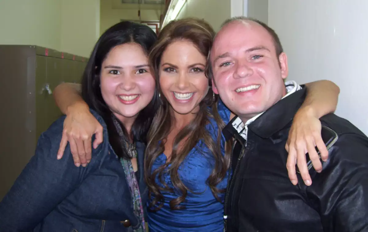 Junto a los conductores, Elisa y Marcos, quienes también son sus fans y han trabajado en la producción del podcast desde hace ocho años.