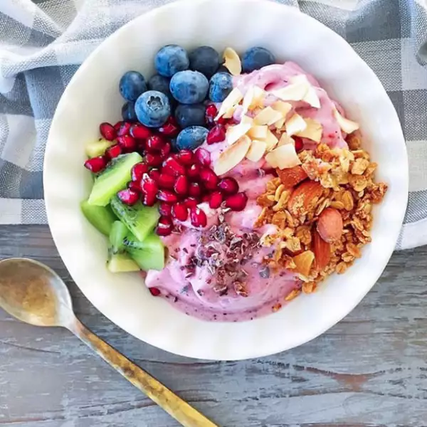 Kayla no elimina ninguna comida de las dietas. Trata de adecuar porciones y comer carbohidratos, vegetales y proteínas.