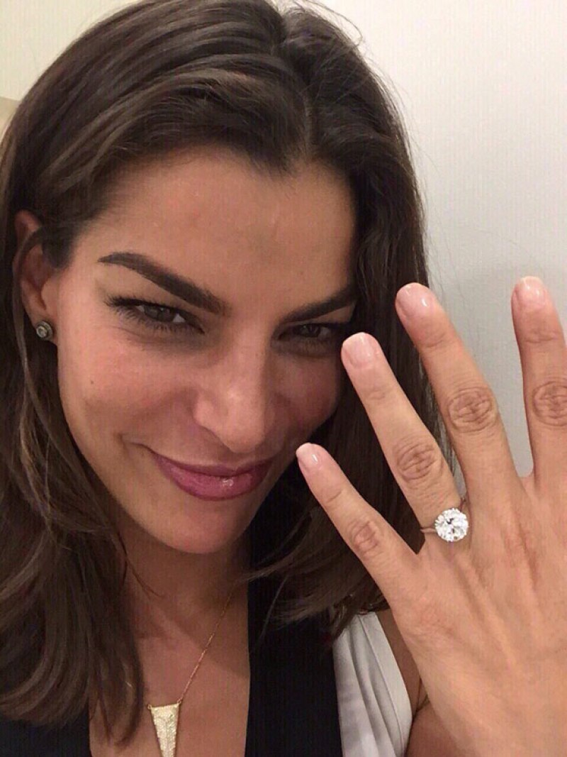 Bárbara muestra feliz su anillo de compromiso.