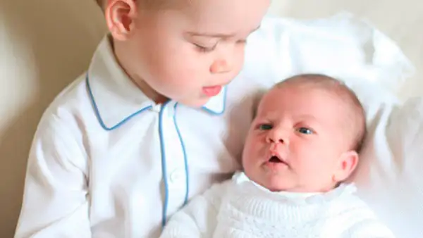 A un mes y cuatro días del nacimiento del segundo bebé de los duques de Cambridge, el Palacio Real publicó las primeras imágenes en la que aparecen el príncipe y la princesa de Reino Unido.