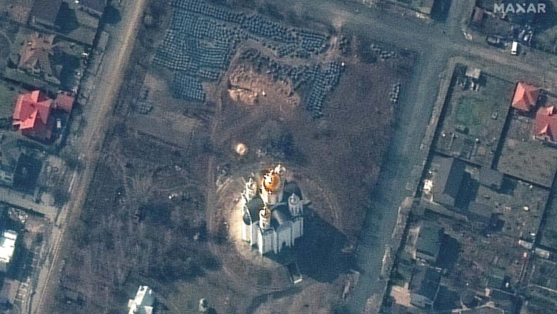 Esta imagen satelital muestra el lugar que se ha acondicionado como cementerio, cerca de la iglesia de San Andrés y Pyervozvannoho, en bucha.