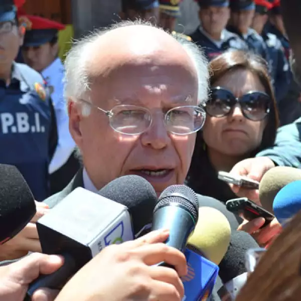 Entre los personajes del mundo de las ciencias y humanidades que hicieron guardia esta mañana se encontraba el rector de la UNAM, José Narro Robles.