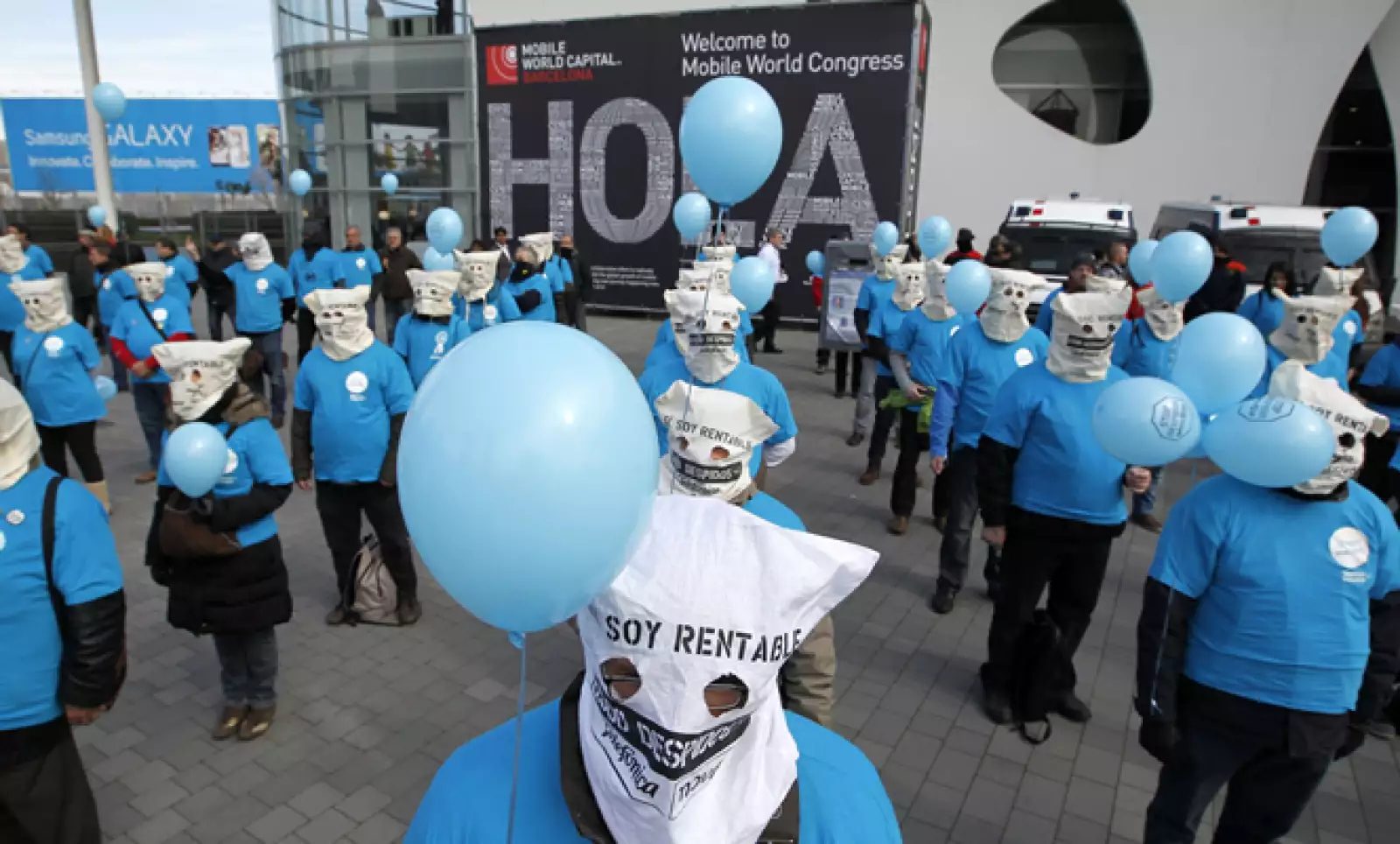 Trabajadores de Telefónica protestan por los recortes de empleos a las afueras del Congreso Mundial Móvil.
