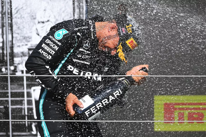 Foto de Lewis Hamilton con una botella de Ferrari Trento tras ganar el Gran Premio de Gran Bretaña en julio de 2021.