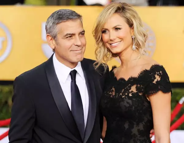 Stacy Keibler es la última adquisición del conocido playboy, y con su amazónica belleza luce espectacular en todo evento al que la lleva.