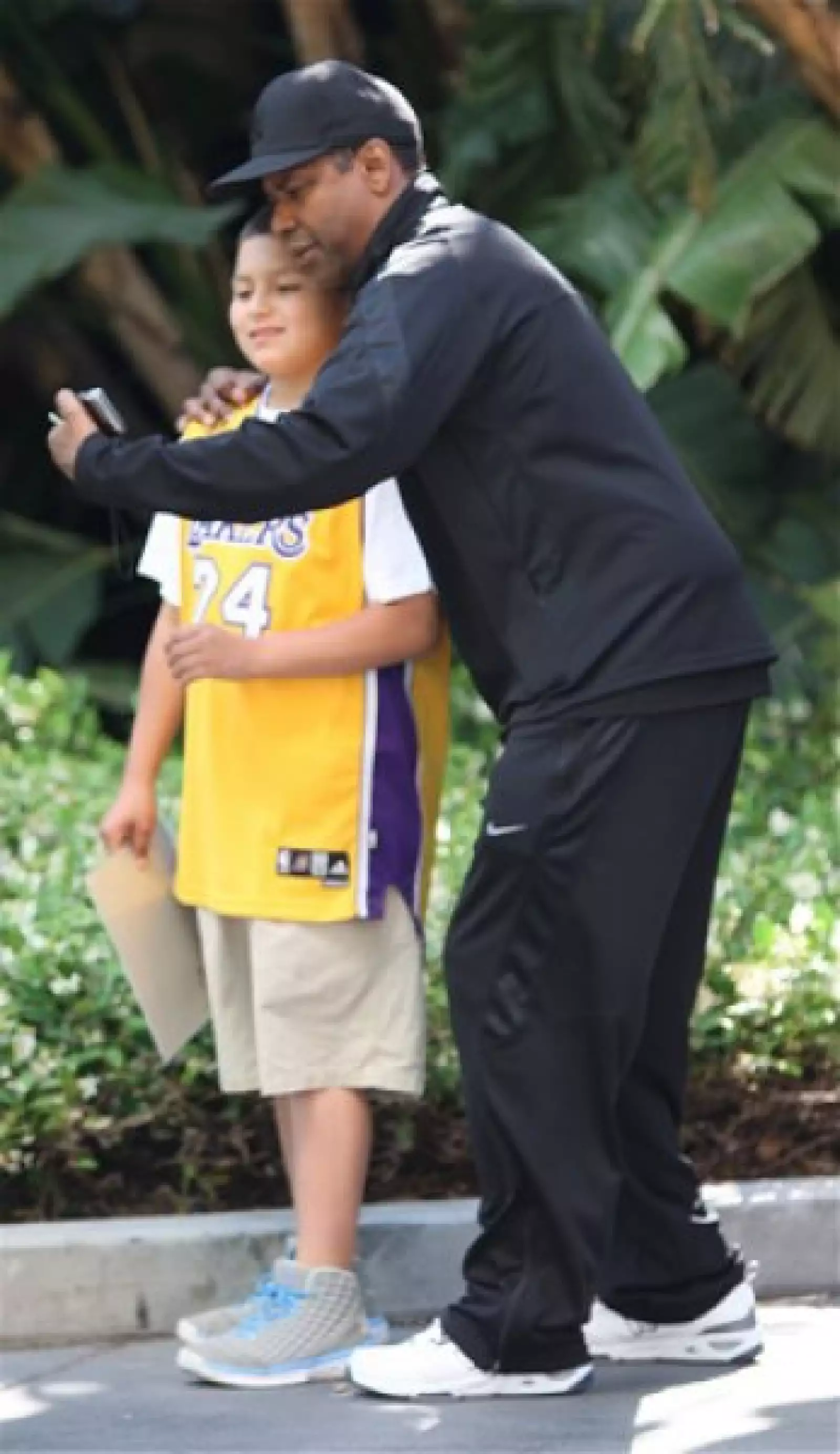 Denzel Washington tampoco podría faltar al encuentro entre Los Lakers y Orlando Magic, por lo que se le vio apresurado en la entrada del Staples Center.