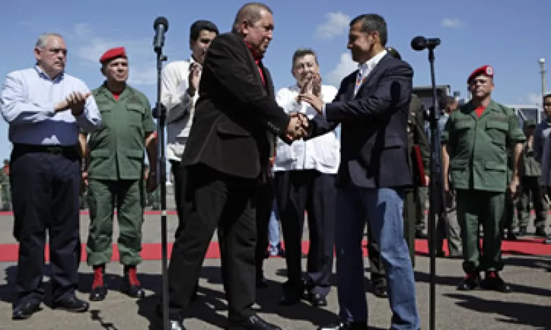 El presidente Hugo Chávez (i) recibe a su homólogo peruano Ollanta Humala (d), quien realizó su primera visita oficial a Venezuela. (Foto: AP)