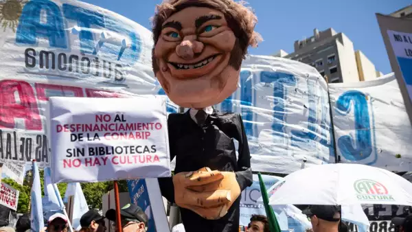 Una marioneta del presidente de Argentina, Javier Milei, es vista durante una manifestación durante una huelga nacional contra el gobierno de Javier Milei en el centro de Buenos Aires, el 24 de enero de 2024.