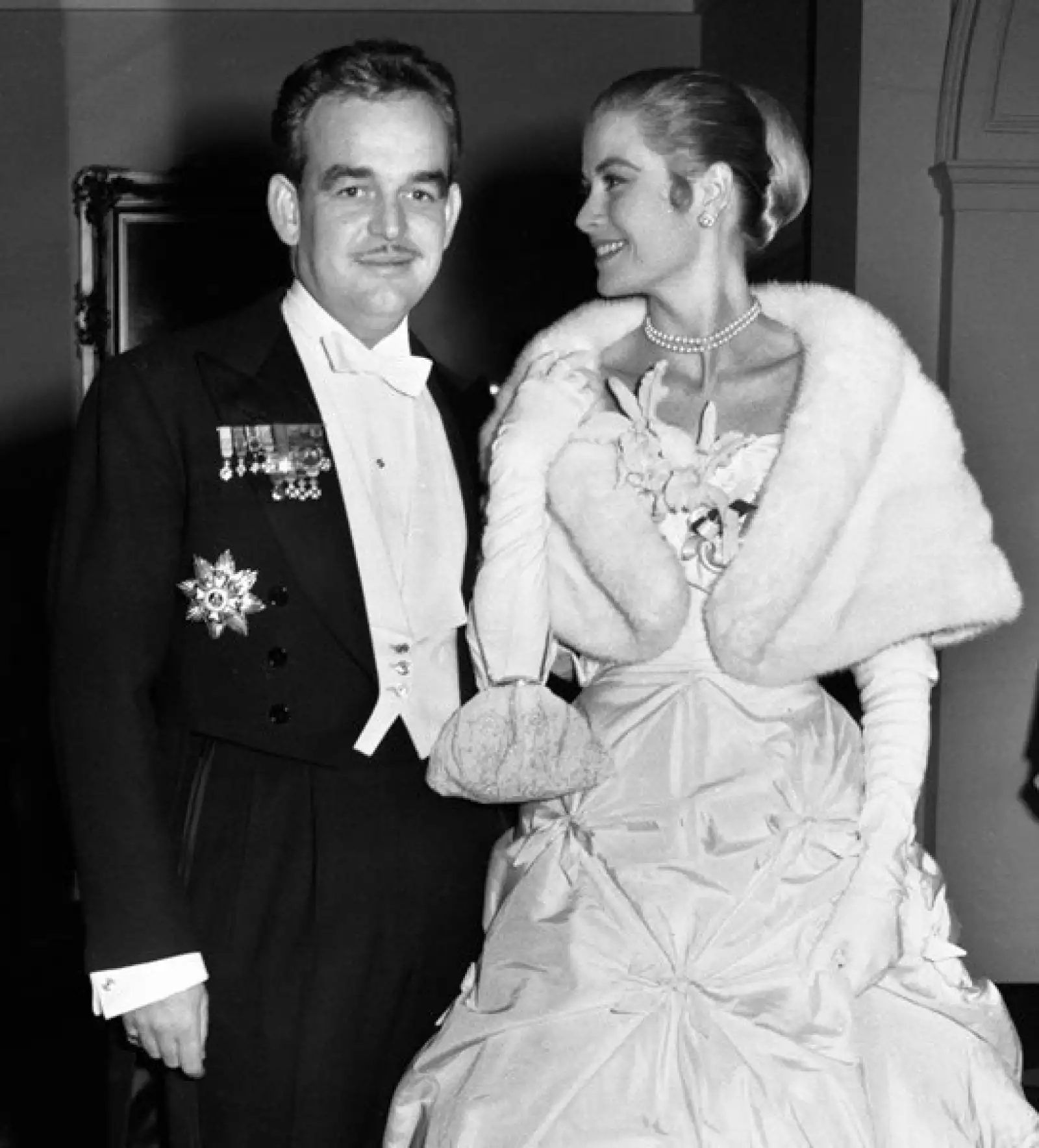 La pareja al salir de su departamento en Nueva York para dirigirse a una gala benéfica en el hotel Waldorf-Astoria el 6 de enero de 1956, un día después de anunciar su compromiso.