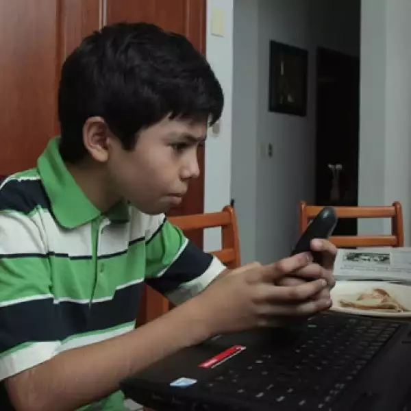Luis Roberto Ramirez Alvarez, niño genio michoacano en un laptop