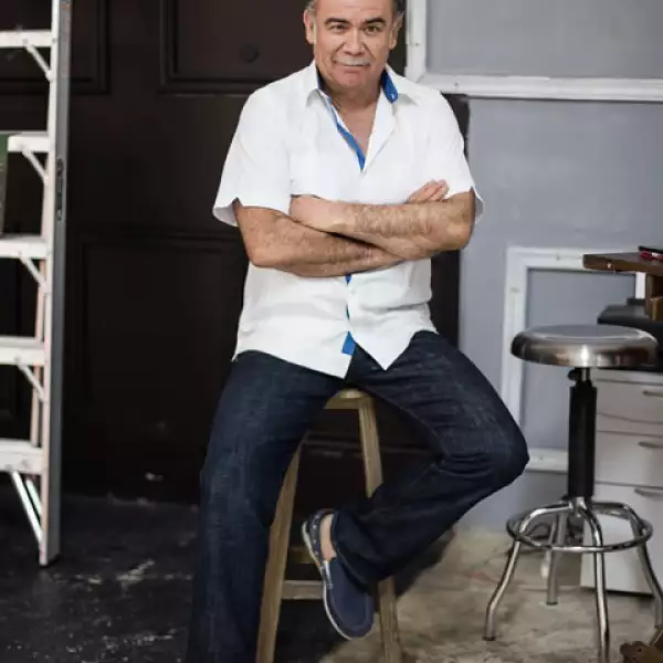 El actor Jesús Ochoa interpreta a la pareja que Arath trata de conseguirle a su esposa, pues no la aguanta, pero no es capaz de divorciarse de ella.