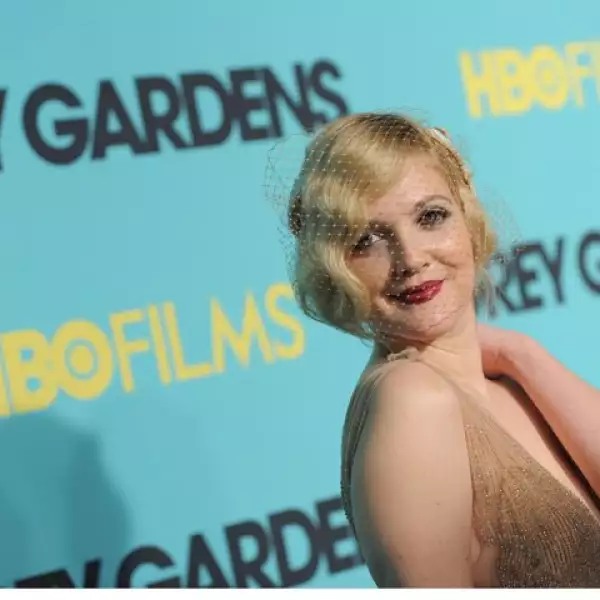 Barrymore lució el cabello en tono rubio claro, que le da un toque de mujer de antaño.