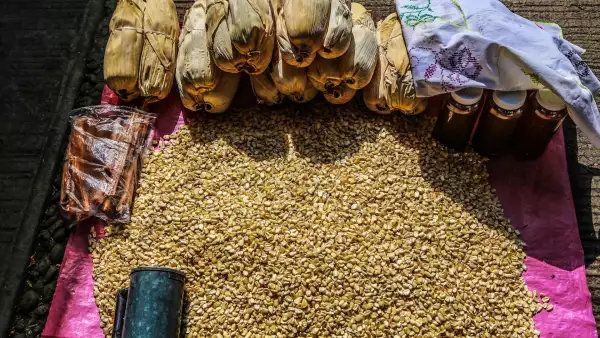TEPOZTLÁN, MORELOS, 02AGOSTO2018.- El "Miércoles de Plaza" es el día destinado en el poblado para que los comerciantes vendan sus productos en la plaza ubicado en el mercado y sus alrededores. El grano de maíz y sus derivados, son de los productos más demandados por los tepoztecos.
FOTO: MAIRA TULIA PÉREZ BOCANEGRA /CUARTOSCURO.COM