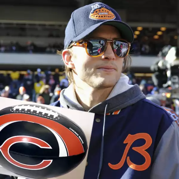 Ashton Kutcher, a diferencia de Demi, es seguidor de los Osos de Chicago.