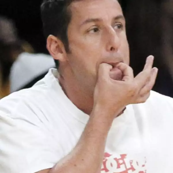 Adam Sandler demuestra su inconformidad con un silbido.