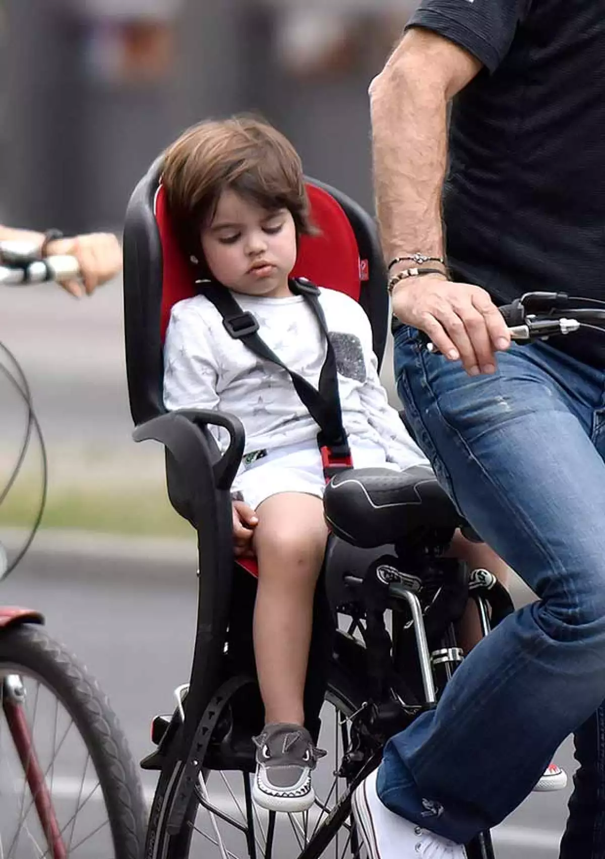 El pequeño Milan fue captado durmiendo plácidamente en el asiento trasero de la bicicleta de su abuelo.