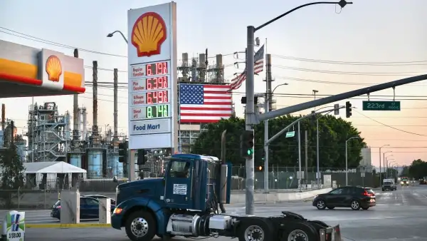 Una gasolinera Shell de Estados Unidos que muestra los precios del diésel mientras entra un tractocamión de color azul.