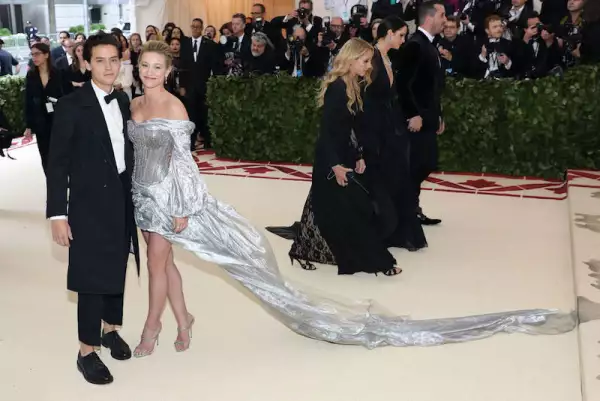 Lili Reinhart y Cole Sprouse