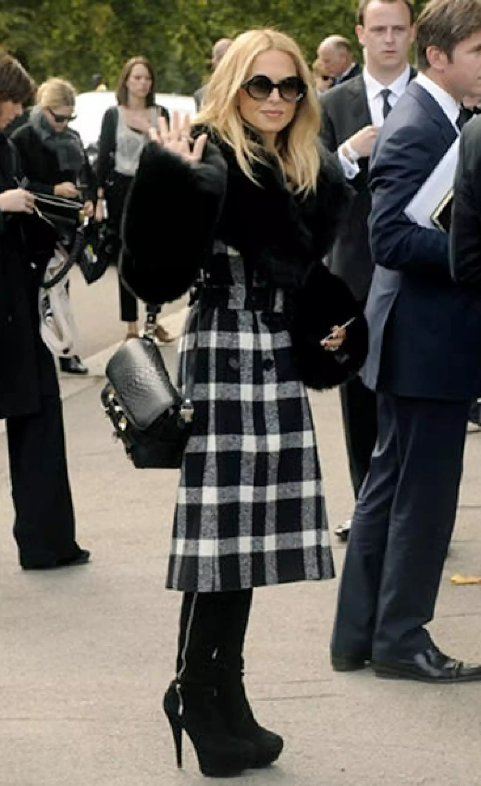 Rachel Zoe destaca su abrigo con una aplicación de fur.