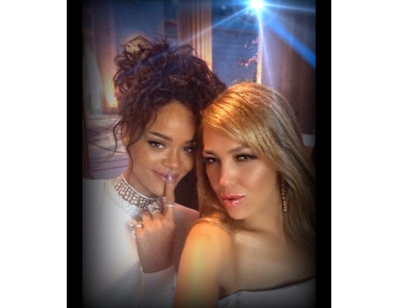 Thalía y Rihanna compartieron un momento entre chicas en la MET Gala.