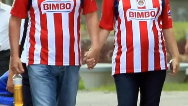 La esposa de Jorge Vergara, dueño de las Chivas, lució feliz en su séptimo mes de gestación en la toma de la foto oficial del equipo del Guadalajara.
