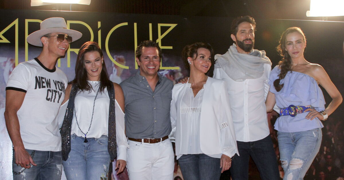 Sasha Sokol se une a sus excompañeros de Timbiriche para deslindarse de la serie sobre el legendario grupo mexicano