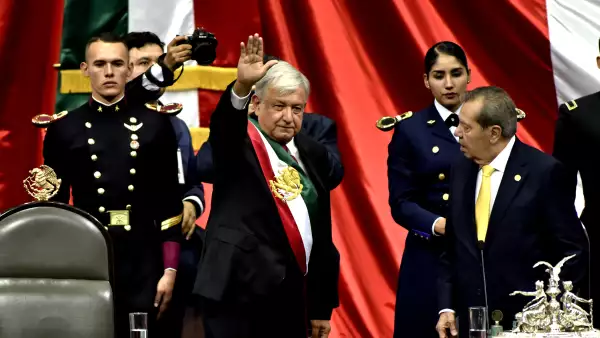 El joven cadete que estaba detrás de AMLO causó gran sensación.