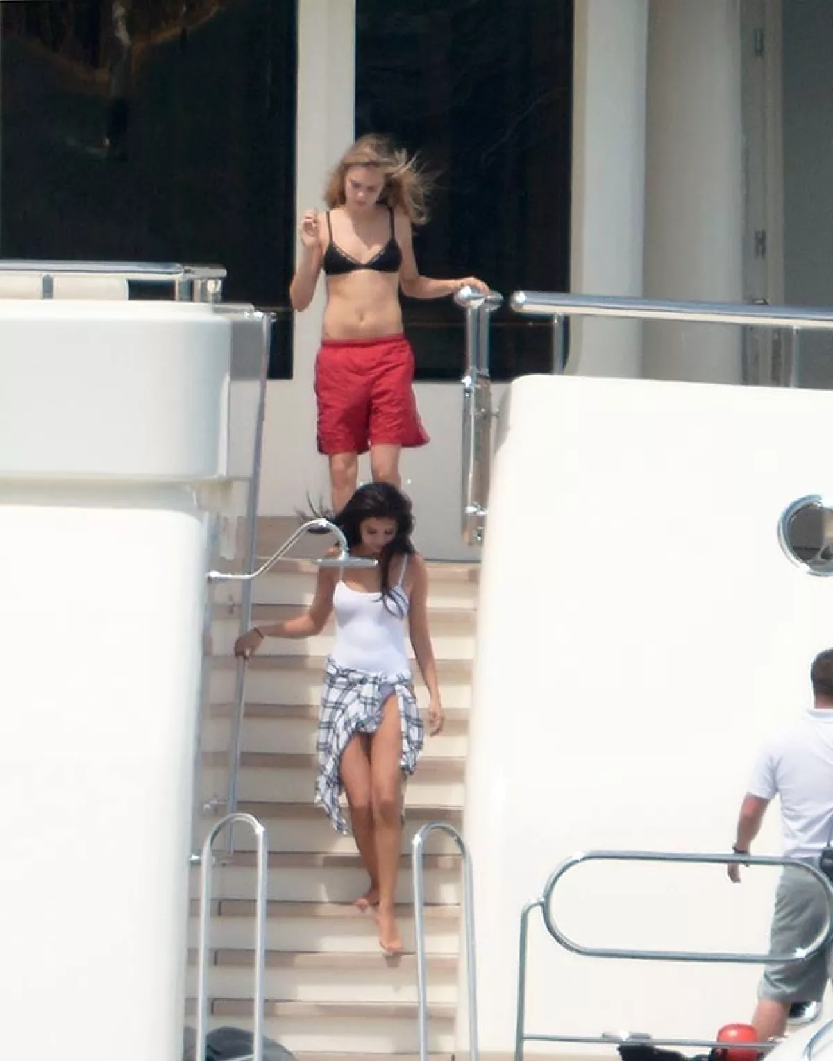 Selena Gomez y Cara Delevingne fueron captadas disfrutando del mar mediterráneo.
