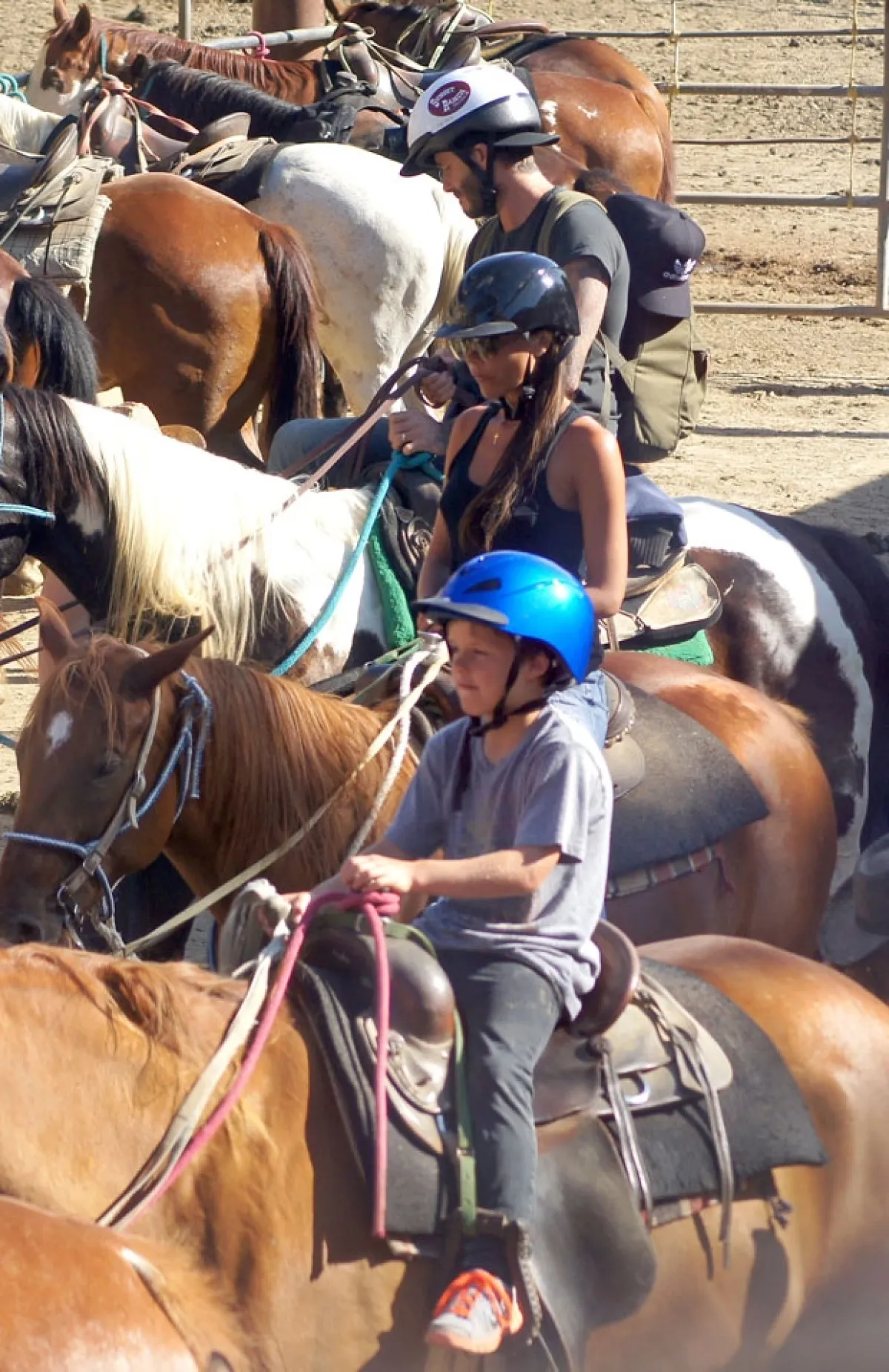 La familia disfrutó del viaje caballo, la única que faltó fue la pequeña Harper.