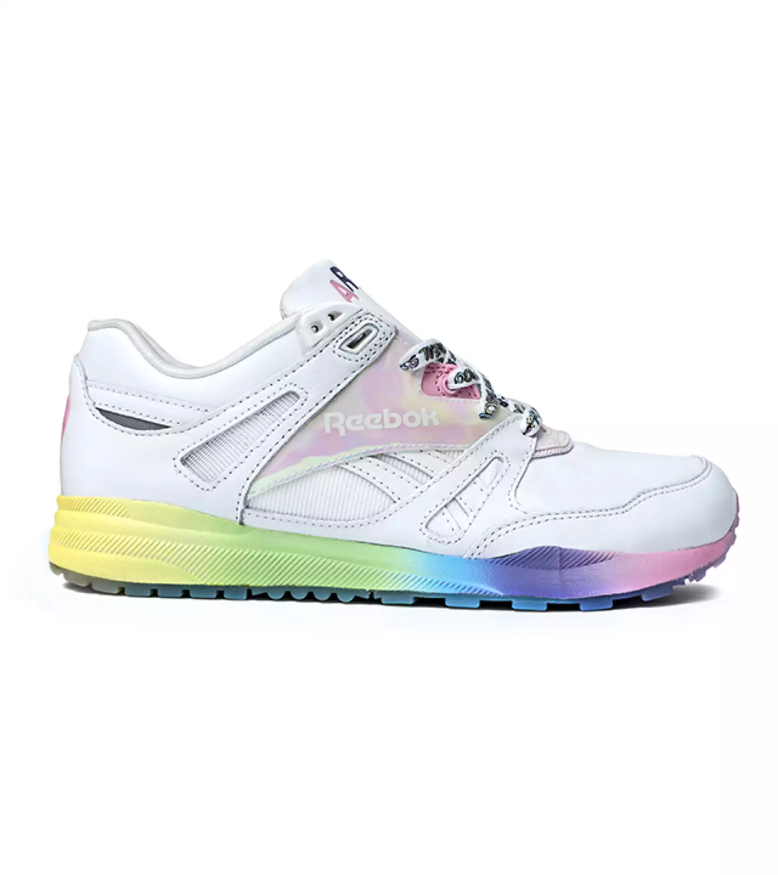 Reebok se unió con la co-fundadora de la marca Local Heroes para hacer los Reebok Ventilator x Areta Szpura. Su colorido y atractivo diseño es perfecto para regalar en estas fiestas. Precio aprox. 2,199 pesos. localheroesstore.com