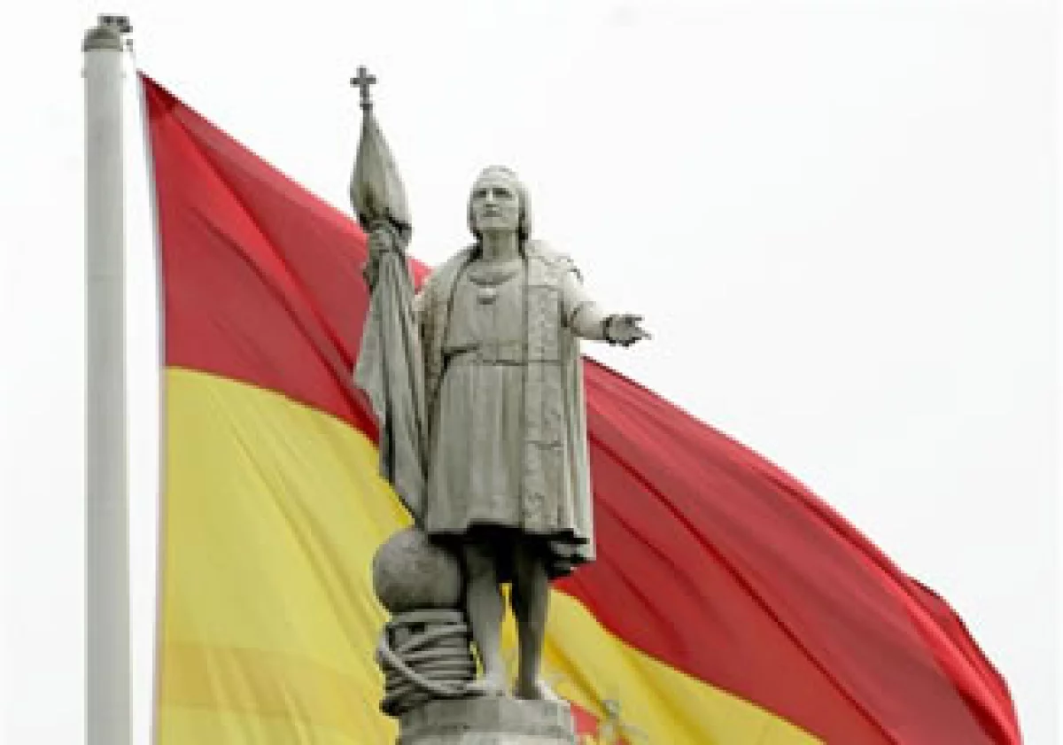 La agencia señaló que las tensiones en la deuda soberana española fueron un factor clave para el cambio de calificación. (Foto: AP)