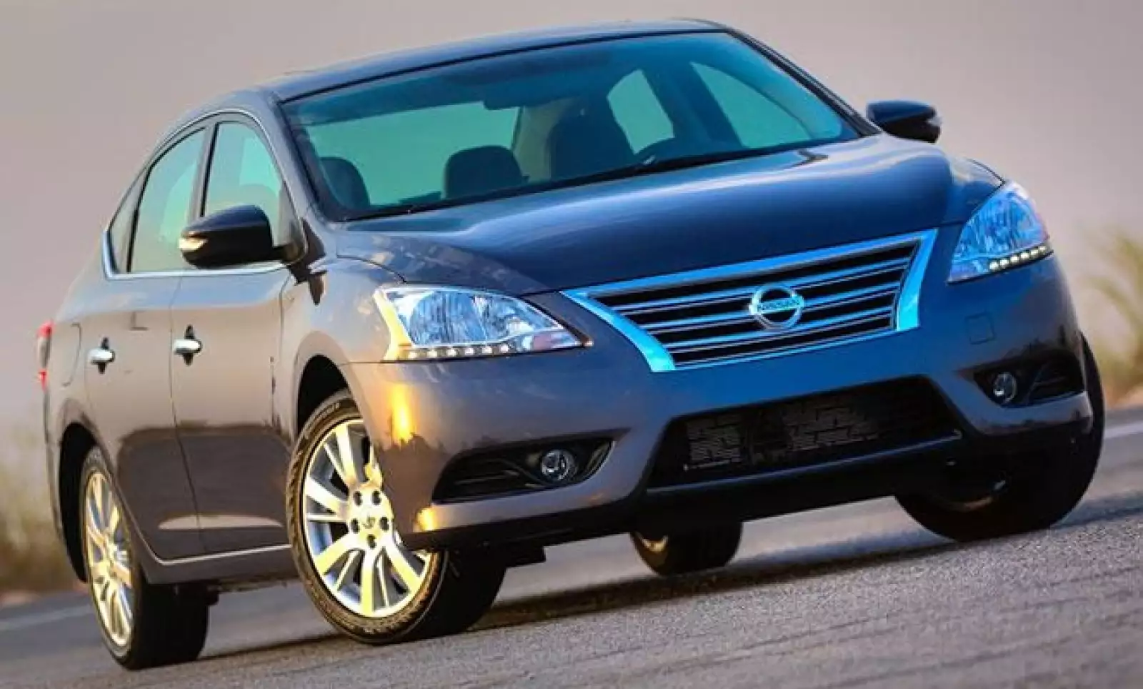 Cuenta con el flamante lenguaje de diseño de Nissan, con una parrilla en forma de trapecio en la zona frontal, grandes faros delanteros envolventes con acentos de LED y luces traseras con la misma tecnología.