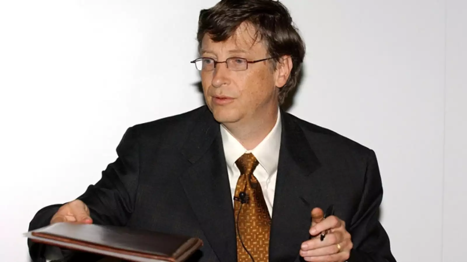 bill gates firma documentos