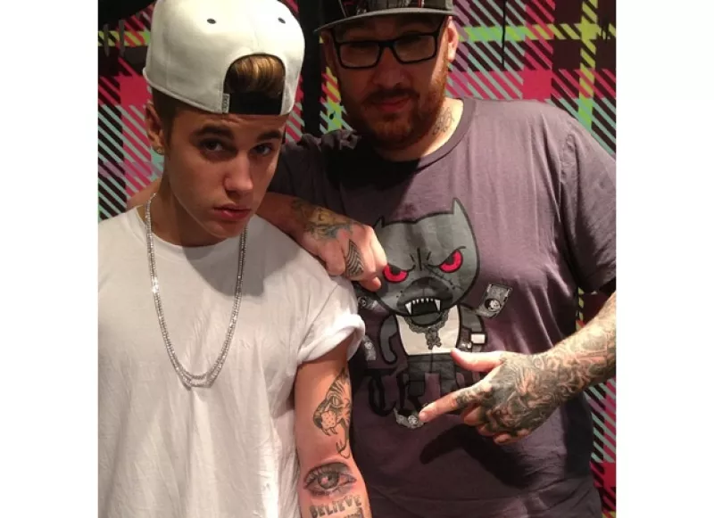 La lista de dibujos del astro pop en su piel ha crecido considerablemente este año. El modelo de este mes es el ojo de su madre Pattie, en el pliegue de la articulación del brazo izquierdo.