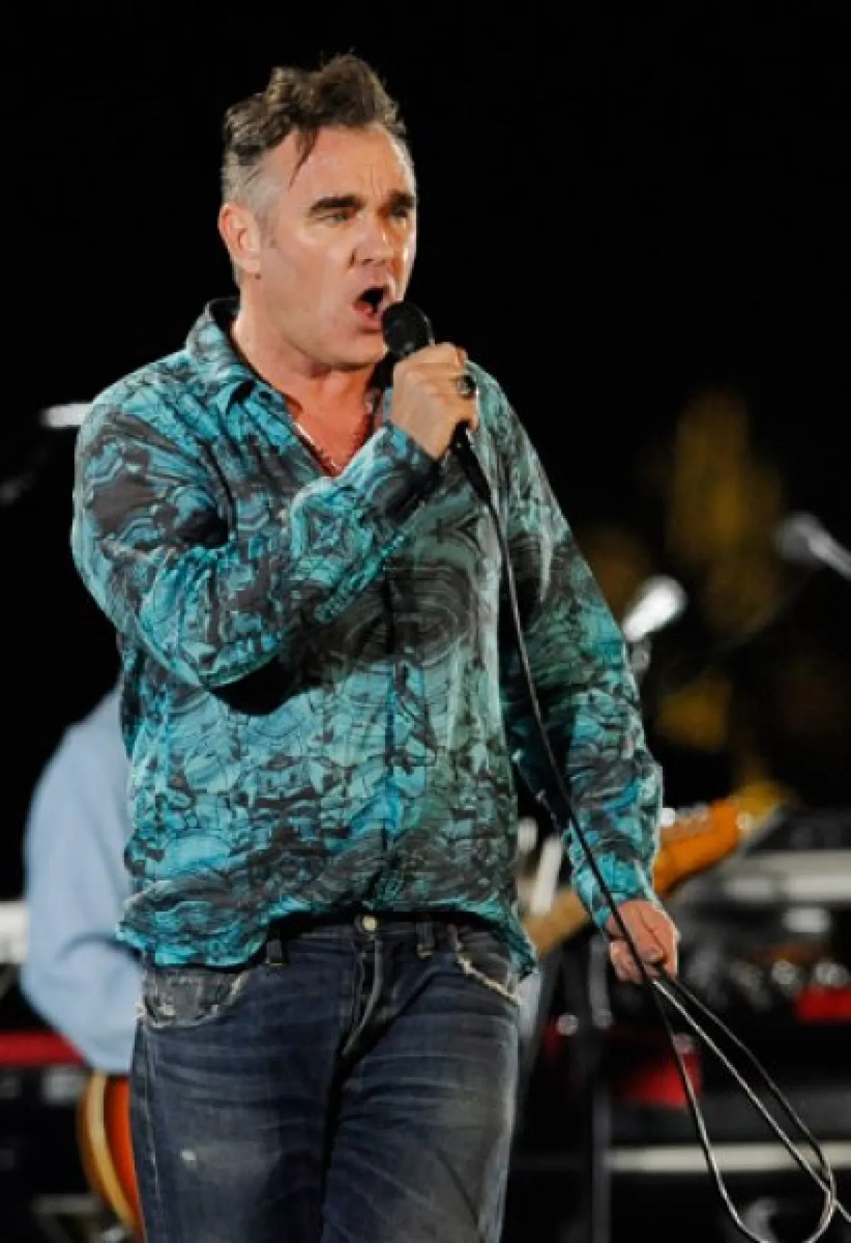 El cantante Morrissey se encontraba dando lo mejor de su show cuando de pronto se ofuscó y se fue del escenario sin más, ante la estupefacta mirada de todos los presente. Según dijo, se ofendió por haber “olido carne quemándose”, ya que es vegetariano.