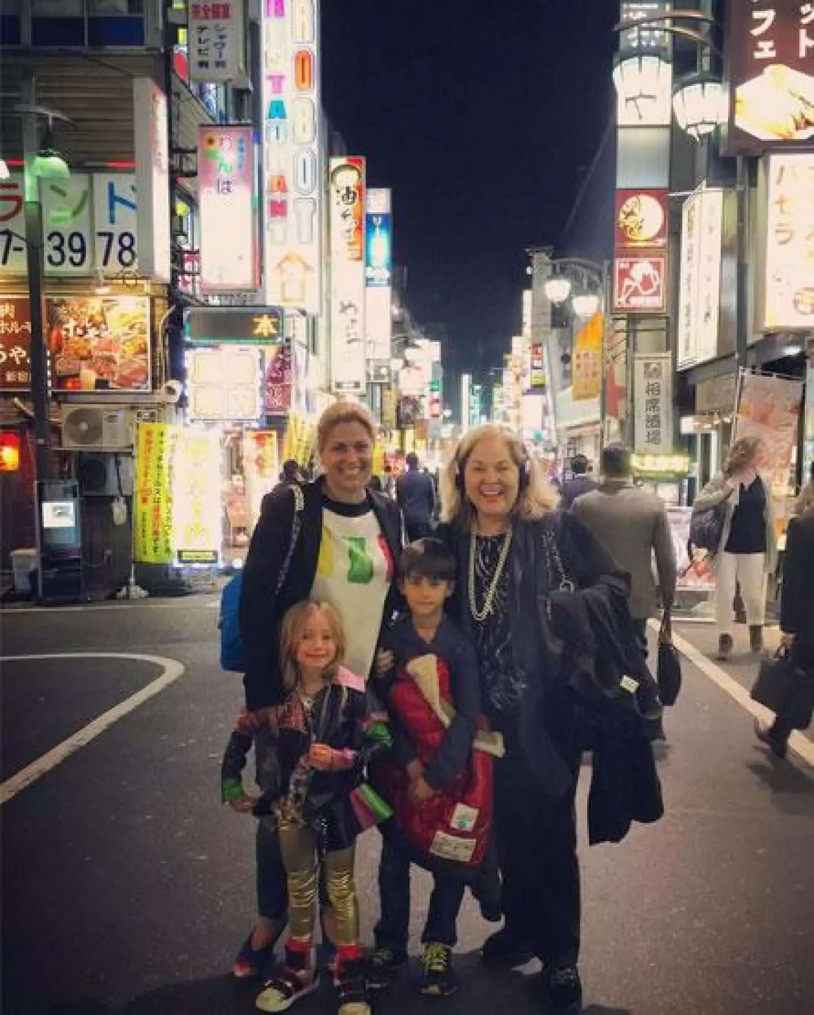 ¡Diversión en Tokyo! La familia no dudo en salir a caminar por la ciudad en la noche para quedar impresionados con su increíble arquitectura.