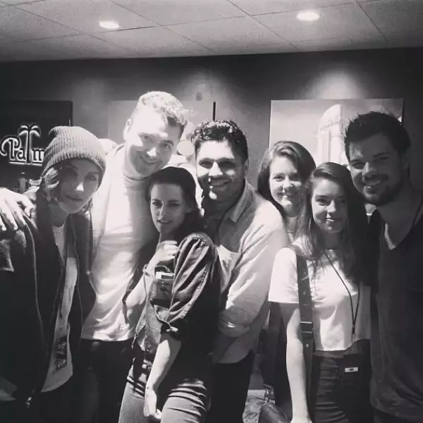 Los actores pasaron tiempo con el cantante después del concierto.