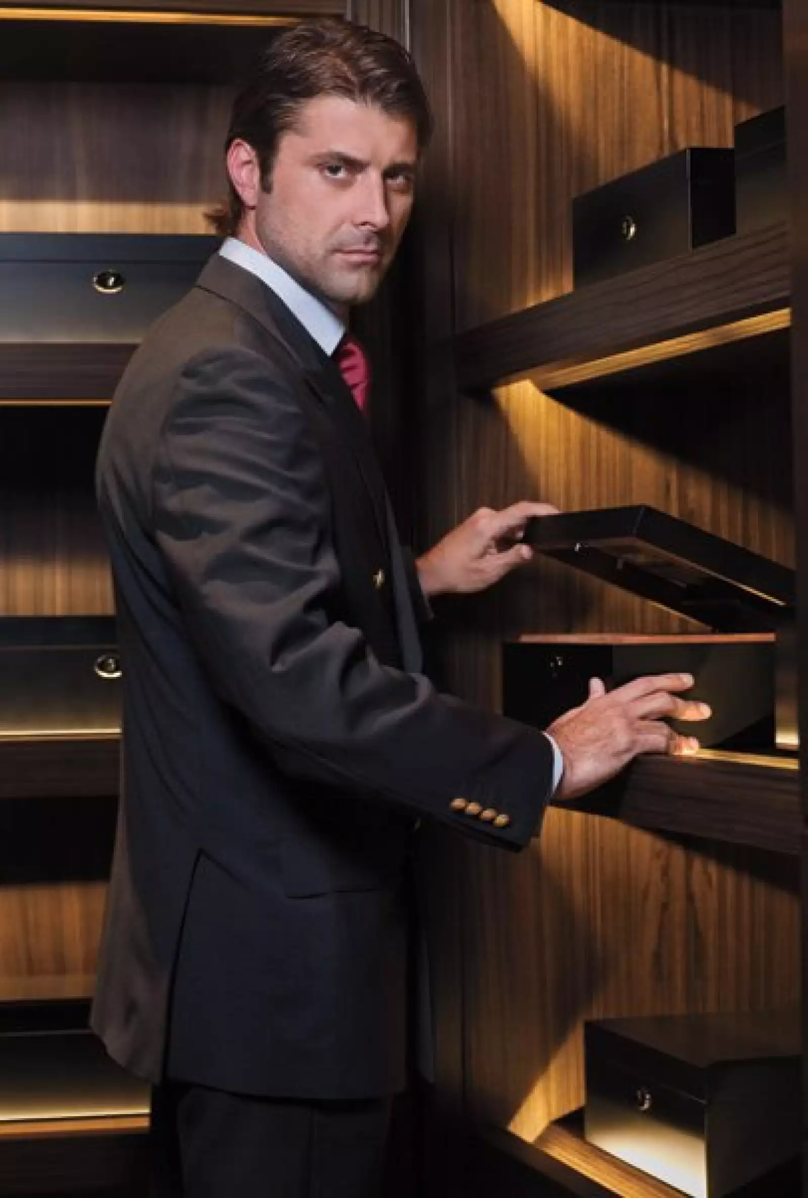 Su pasión es nadar y le gusta mucho la lectura.