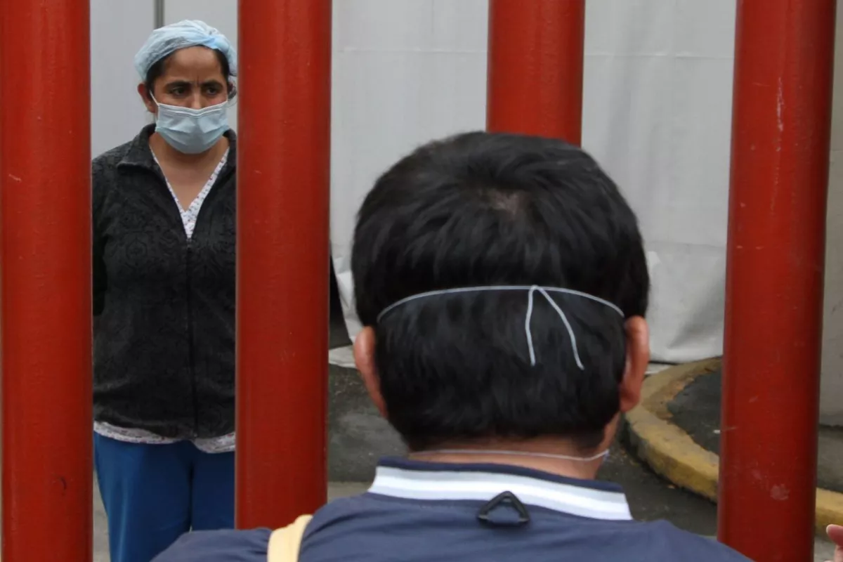 Una reja divide a pacientes y familiares en el Hospital Enrique Cabrera.