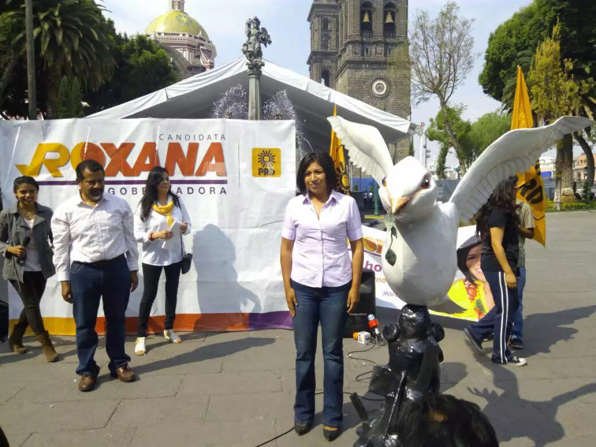 Roxana Luna colocó una paloma monumental de la paz en la plaza principal de Puebla, para pedir que termine la "guerra sucia" en las campañas. 